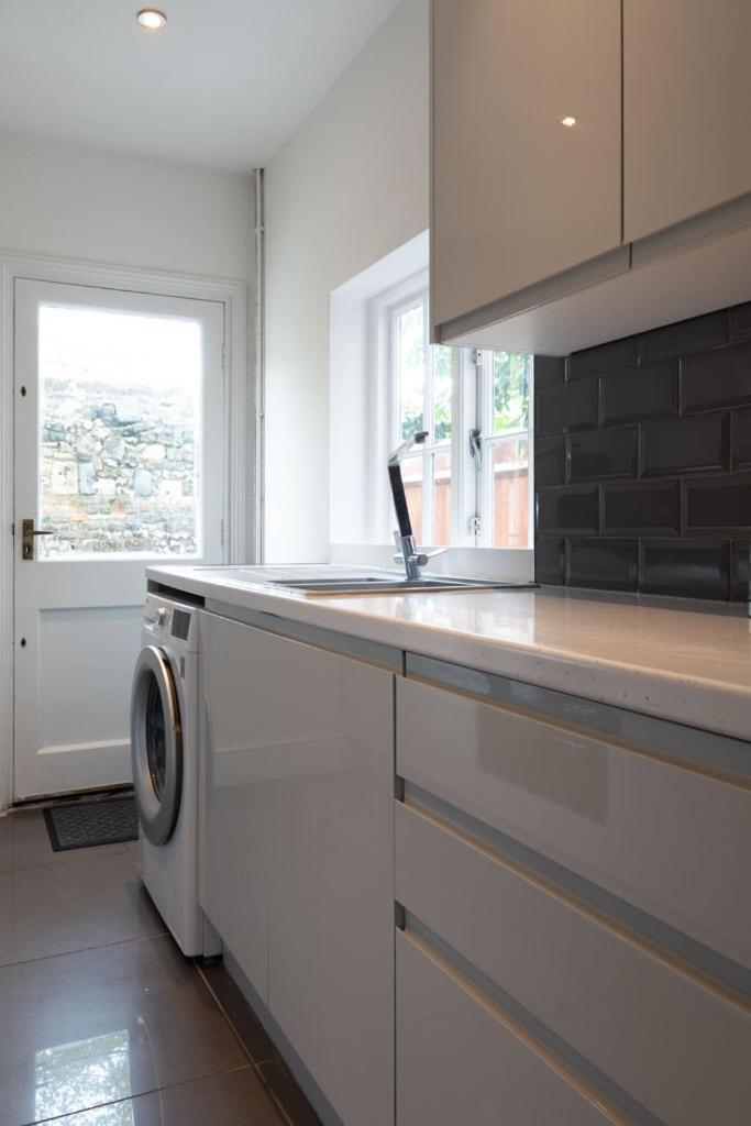 Stylish & Spacious City Centre 3-Bedroom Townhouse - Sleeps 6 Canterbury Exterior photo
